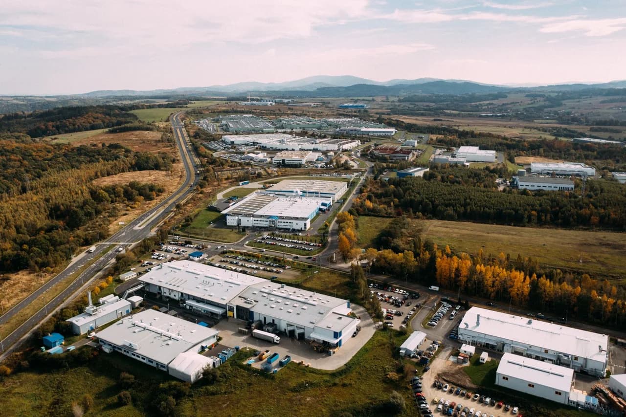 Logistički centar i prometne veze snimljeni iz zraka