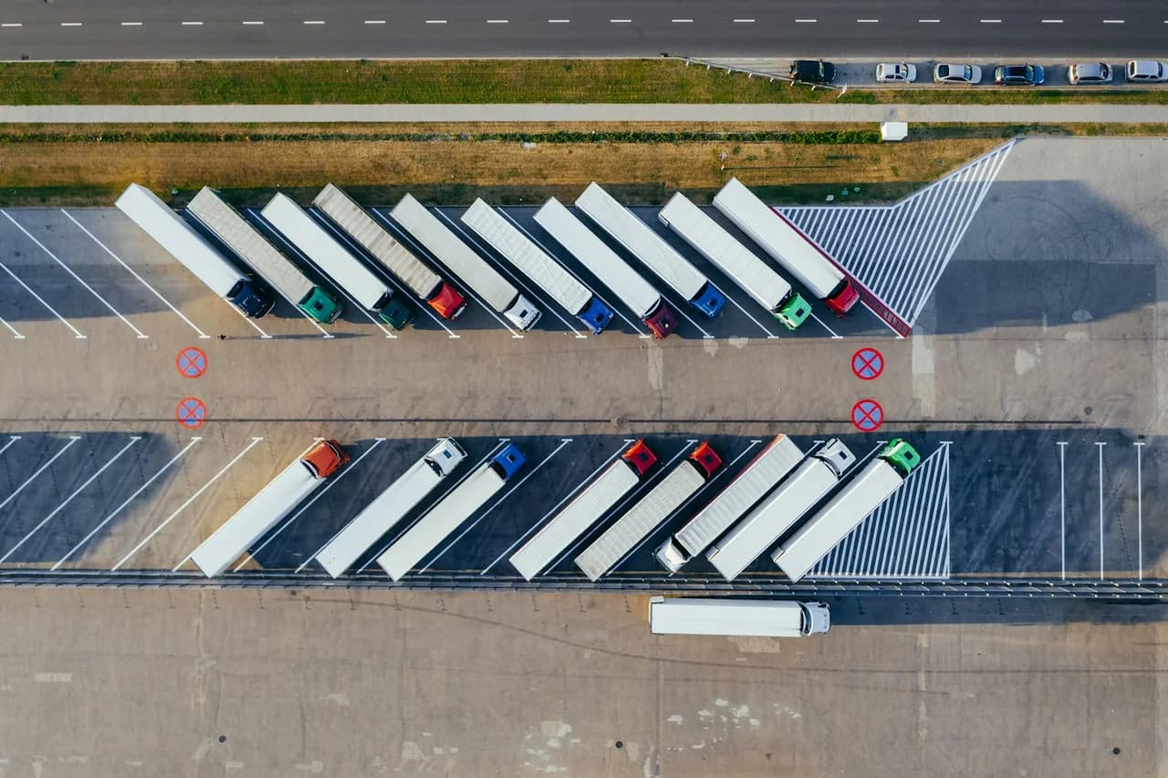 Kamioni u distribucijskom terminalu snimljeni iz zraka